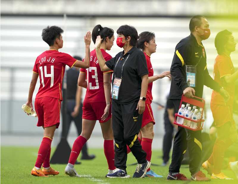 包含江苏省女足比赛火爆进行，球员们全力以赴的词条